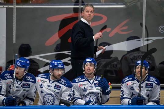 Leksands assisterande tränare Jens Nielsen bakom Martin