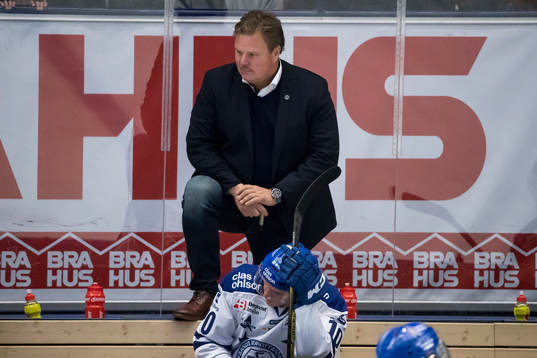 Leksands tränare Leif Carlsson bakom Johannes Johannessen