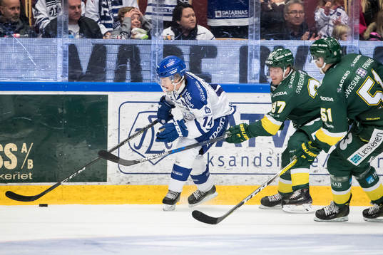 Björklövens Jacob Andersson jagar ´Leksands Oskar Lang