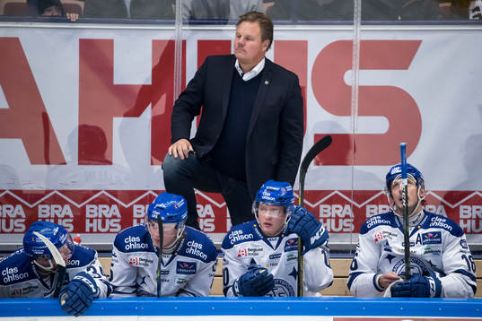 Leksands tränare Leif Carlsson bakom Olle Alsing Calle