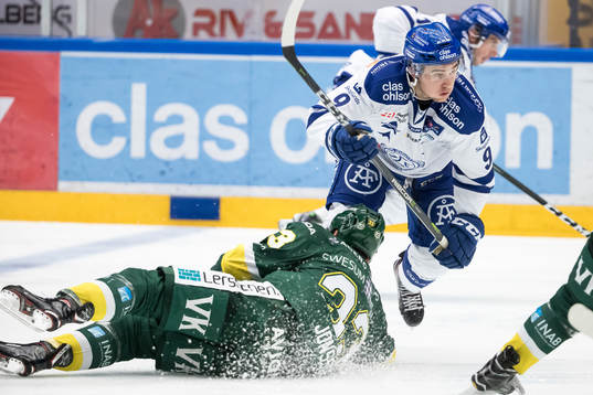 Björklövens Marcus Jonsson faller framför Leksands Emil