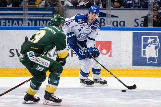 Leksands Jon Knuts  i ishockeymatchen i Hockeyallsvenskan