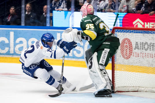 Leksands Fredrik Forsberg framför Björklövens målvakt