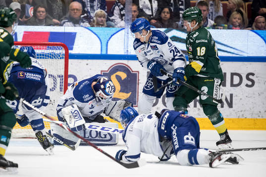 Leksands målvakt Tex Williamsson räddar Leksands Isak