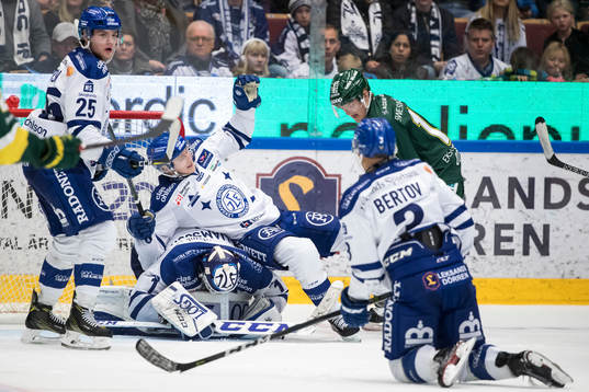 Leksands målvakt Tex Williamsson räddar Leksands Isak