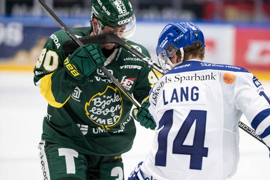 Leksands Oskar Lang kör upp klubban i andsiktet på