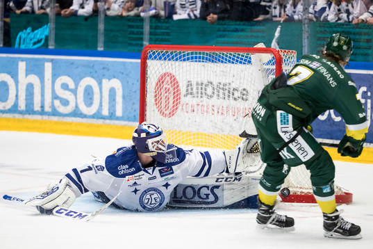 Leksands målvakt Tex Williamsson räddar straff från