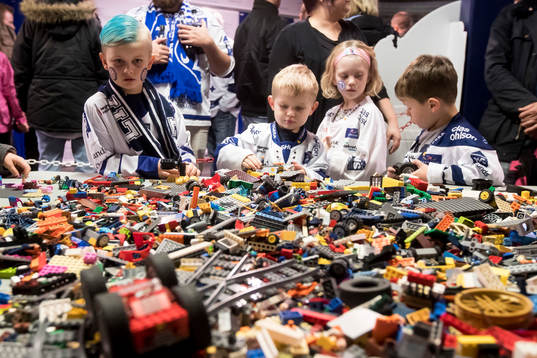 Familje dag på Tegera Arena  innan ishockeymatchen i