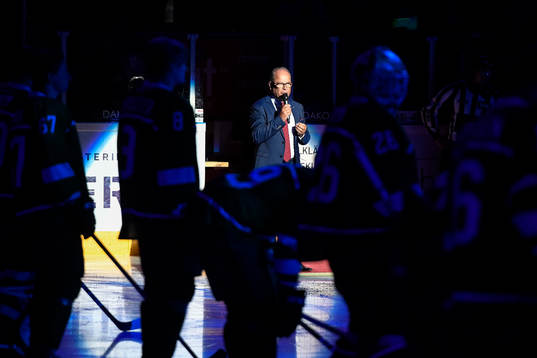 Färjestads ordförande Sture Emanuelsson talar i samband