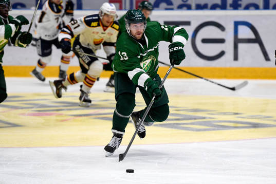 Färjestads Linus Persson driver pucken