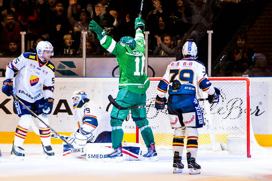 Färjestads Alexander Johansson jublar etter 1-0 målet,
