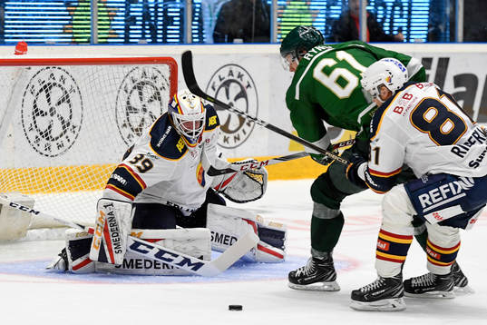 Färjestads Johan Ryno med läge mot målvakt Adam Reideborn