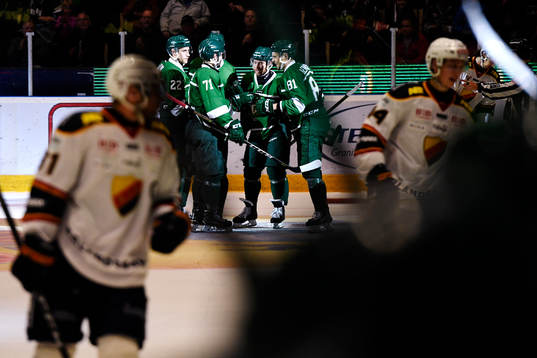 Färjestads Dick Axelsson jublar med lagkamrater