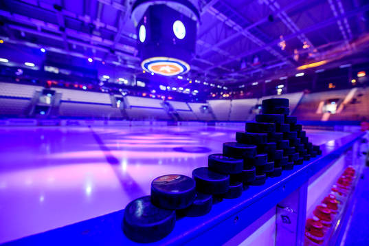Puckar uppradade före ishockeymatchen i SHL mellan Växjö