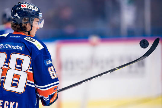 Växjös Adam Brodecki bollar med en puck