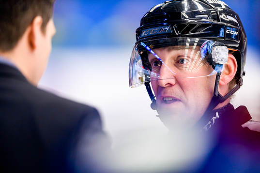 Domare Morgan Johansson pratar med Växjös tränare Sam