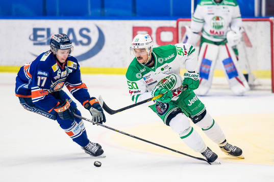 Rögles Juhamatti Aaltonen jagas av Växjös Jonas