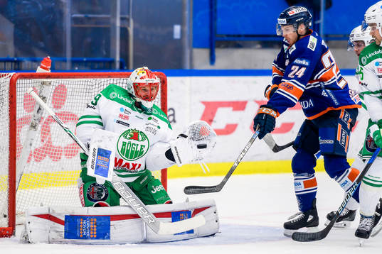 Växjös Brendan Shinnimin oroar framför Rögles målvakt