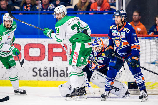Rögles Ludvig Rensfeldt oroar framför Växjös målvakt