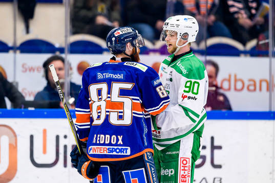 Växjös Liam Reddox i diskussion med Rögles Ted Brithén