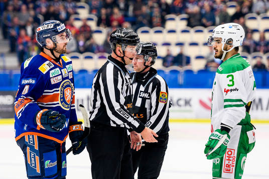Växjös Noah Welch pratar med Rögles Almen Bibic