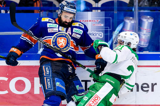 Växjös Daniel Rahimi tacklar Rögles Kevin Gagné