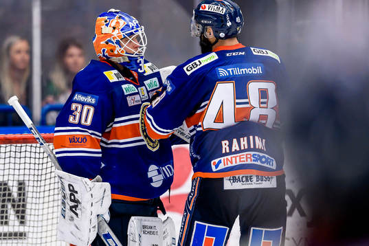 Växjös målvakt Viktor Fasth och Daniel Rahimi jublar