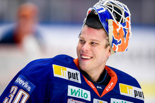 Växjös målvakt Viktor Fasth jublar