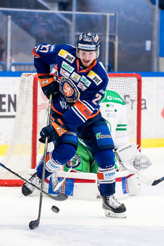 Växjös Martin Lundberg försöker styra pucken