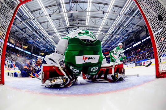 Växjös Liam Reddox skjuter pucken i mål bakom Rögles