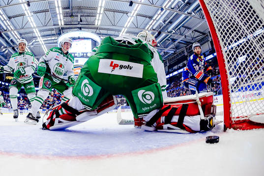 Växjös Andrew Calof skjuter pucken i mål bakom Rögles