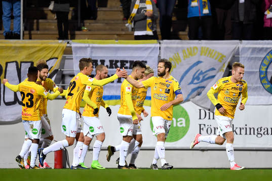Falkenbergs Per Karlsson jublar med lagkamraer