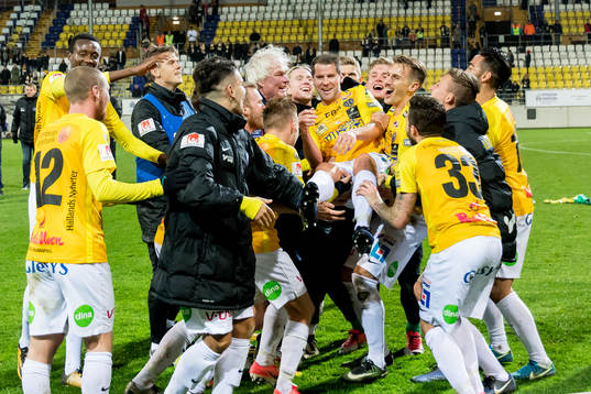 Falkenbergs Stefan Rodevåg hissas av sina lagkamrater