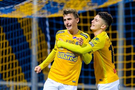 Falkenbergs John Björkengren (v) gör 3-0 och jublar