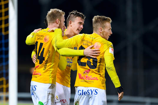 Falkenbergs John Björkengren (mitten) jublar