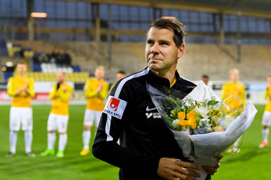 Falkenbergs Stefan Rodevåg blir avtackad före