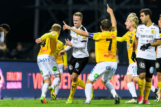 Falkenbergs spelare jublar