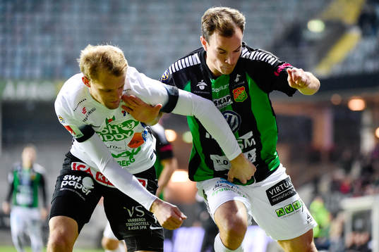 Varbergs Jakob Olsson och GAIS Anton Wede i närkamp