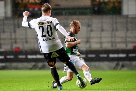 Varbergs Anton Liljenbäck och GAIS Niclas Andersén i kamp