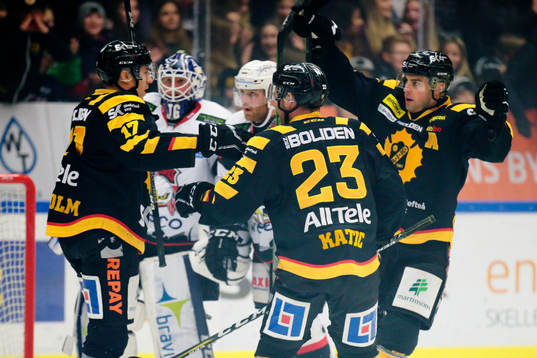 Skellefteås Pär Lindholm gör 2-0 och jublar med Mark