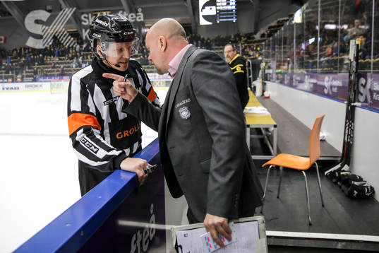 Malmö Redhawks tränare Peter Andersson diskuterar med