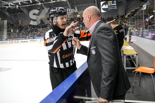 Malmö Redhawks tränare Peter Andersson diskuterar med