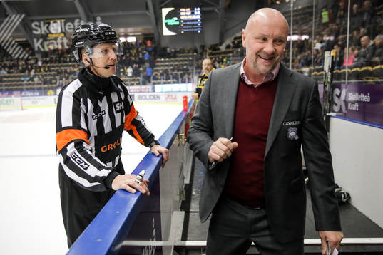 Malmö Redhawks tränare Peter Andersson diskuterar med