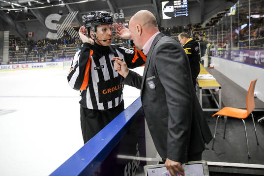 Malmö Redhawks tränare Peter Andersson diskuterar med