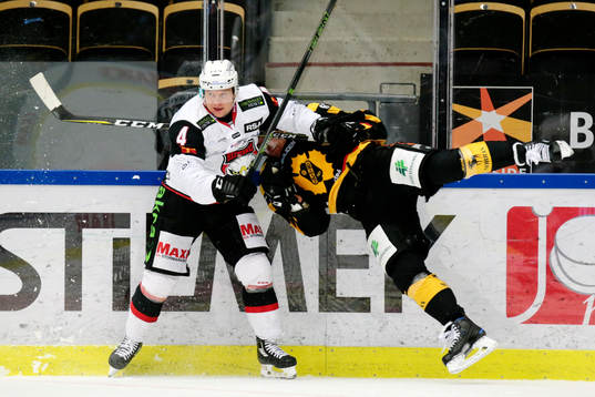 Malmö Redhawks Tuukka Mäntylä tacklar Skellefteås Matt