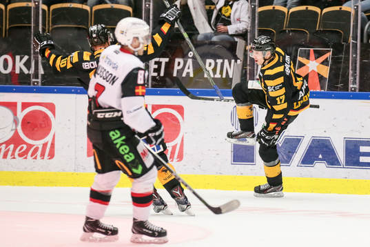 Skellefteås Pär Lindholm och Joakim Lindström  jublar