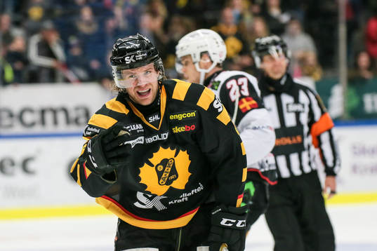 Skellefteås Michael Kostka grinar illa