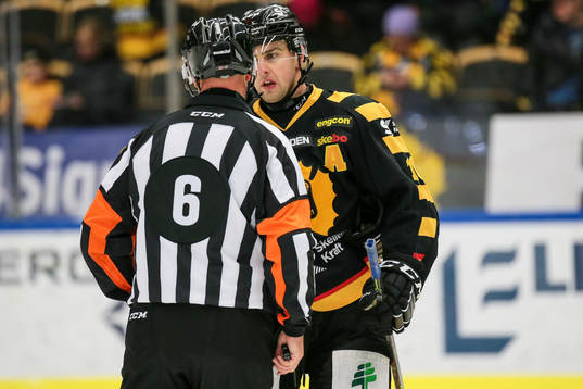 Skellefteås Joakim Lindström pratar med Domare Sören