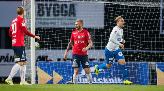 Värnamos Melvin Frithzell jublar medan Örgrytespelarna