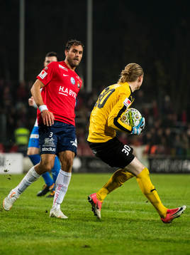 Örgrytes Johan Elmander och Värnamos målvakt Tobias